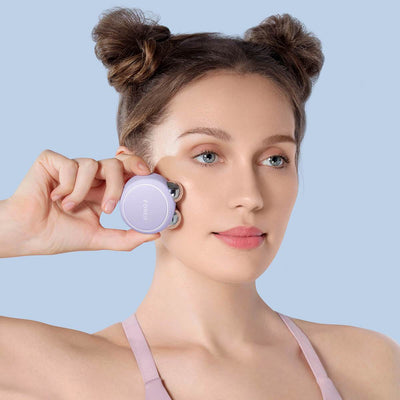 FOREO BEAR Mini in gebruik op gezicht van een vrouw